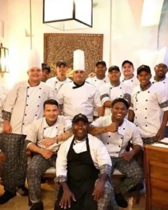 Edd Cabarcas junto al equipo de cocina del restaurante Alma